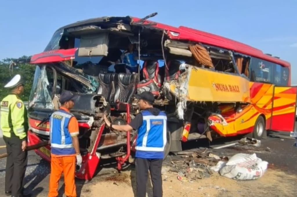 Kecelakaan Bus Tabrak Truk di Tol Gempol-Pasuruan, Belasan Penumpang Terluka Kecelakaan Bus Tabrak Truk di Tol Gempol-Pasuruan, Belasan Penumpang Terluka