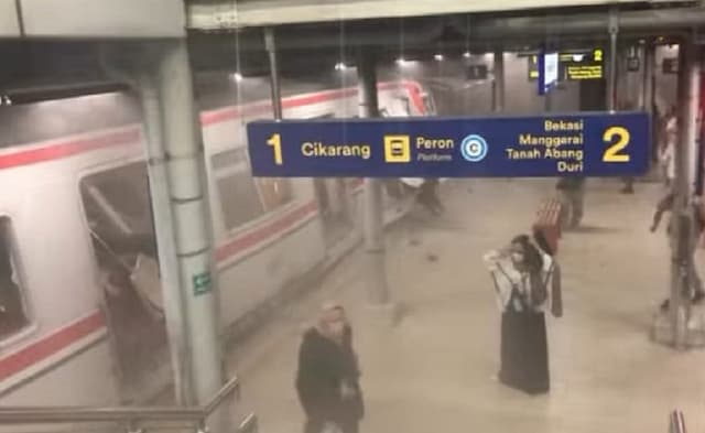 Detik-Detik Mencekam KA Argo Bromo Tabrak KRL di Stasiun Bekasi Timur, Penumpang Histeris! Detik-Detik Mencekam KA Argo Bromo Tabrak KRL di Stasiun Bekasi Timur, Penumpang Histeris!