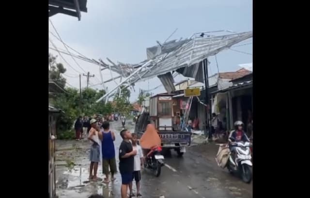 Mencekam! Detik-Detik Angin Puting Beliung Terjang Cipelem Brebes, Puluhan Rumah Rusak Mencekam! Detik-Detik Angin Puting Beliung Terjang Cipelem Brebes, Puluhan Rumah Rusak