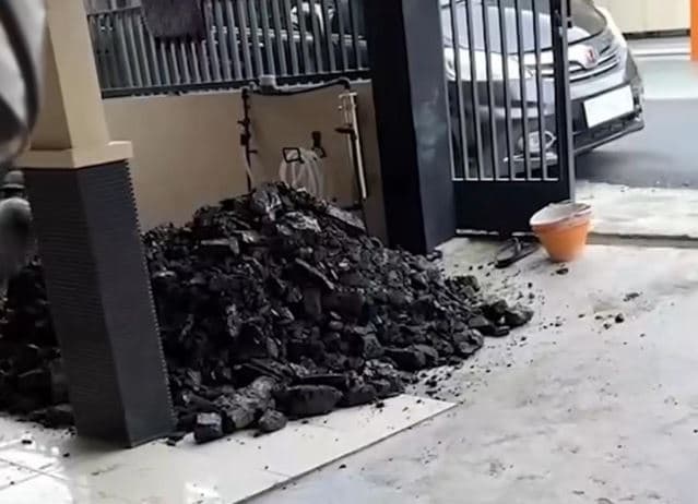 Viral Warga Samarinda Kaltim Temukan Lapisan Diduga Batu Bara saat Gali Septic Tank Viral Warga Samarinda Kaltim Temukan Lapisan Diduga Batu Bara saat Gali Septic Tank