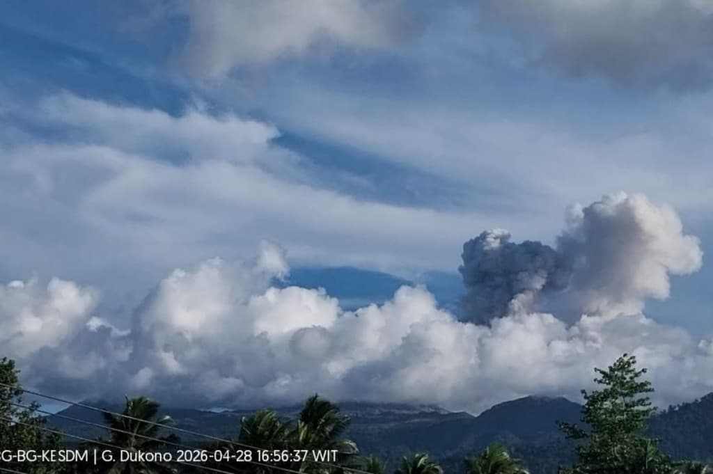 Gunung Dukono Meletus Sore Ini, Kolom Abu Capai 750 Meter ke Langit Gunung Dukono Meletus Sore Ini, Kolom Abu Capai 750 Meter ke Langit