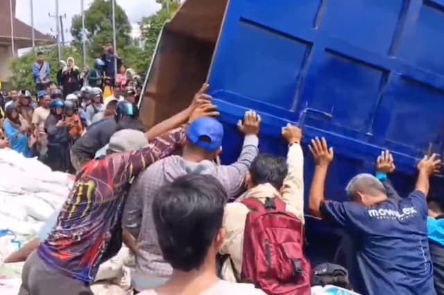 Detik-Detik Kecelakaan Truk Pupuk Tabrak Motor di Pangkalpinang, 3 Orang Tewas Tertindih Detik-Detik Kecelakaan Truk Pupuk Tabrak Motor di Pangkalpinang, 3 Orang Tewas Tertindih