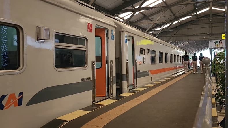 Tabrakan Kereta di Bekasi Timur, KAI Daop 8 Surabaya Batalkan 3 Perjalanan KA Jarak Jauh Tabrakan Kereta di Bekasi Timur, KAI Daop 8 Surabaya Batalkan 3 Perjalanan KA Jarak Jauh
