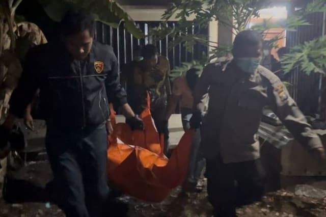 Lingga Geger! Mayat Perempuan Ditemukan Terkubur di Belakang Rumah, Tangan Muncul dari Pasir Lingga Geger! Mayat Perempuan Ditemukan Terkubur di Belakang Rumah, Tangan Muncul dari Pasir