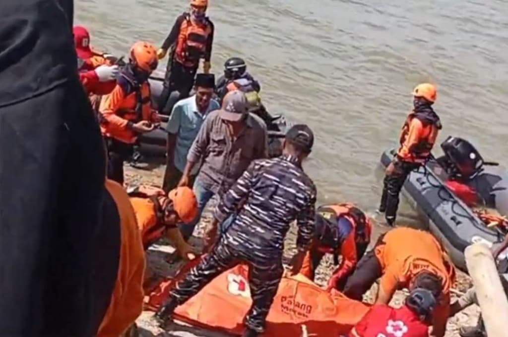 Tragis! 2 Pemancing Terseret Arus di Perairan Suramadu, 1 Tewas Mengambang Tragis! 2 Pemancing Terseret Arus di Perairan Suramadu, 1 Tewas Mengambang