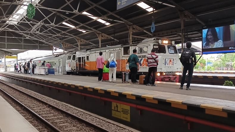 Dampak Tabrakan Kereta Api di Bekasi Timur, 27 Perjalanan KA Daop 3 Cirebon Dibatalkan Dampak Tabrakan Kereta Api di Bekasi Timur, 27 Perjalanan KA Daop 3 Cirebon Dibatalkan