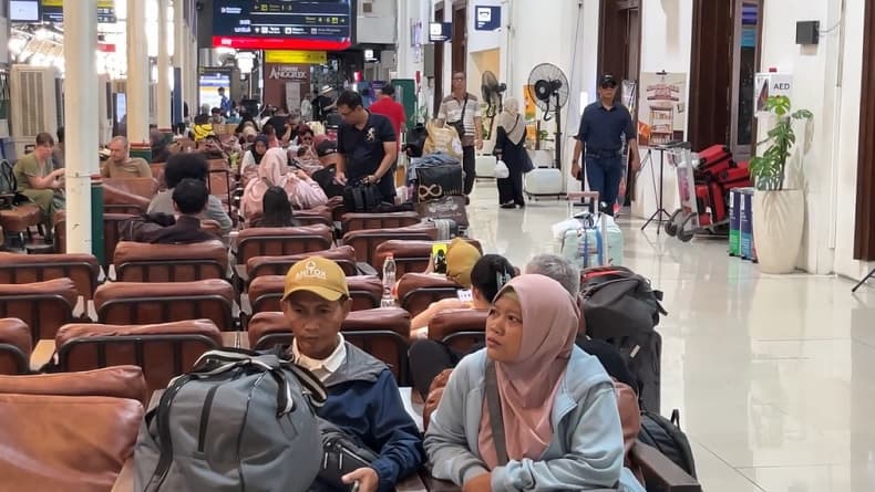 Tabrakan Kereta di Bekasi, Penumpang di Stasiun Tugu Yogyakarta Ajukan Pembatalan Tiket Tabrakan Kereta di Bekasi, Penumpang di Stasiun Tugu Yogyakarta Ajukan Pembatalan Tiket