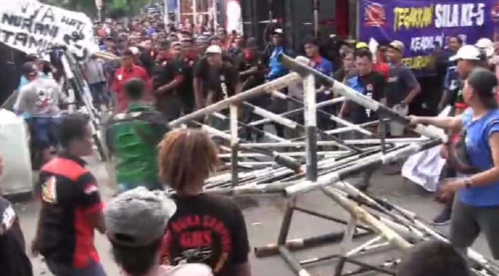 Demo Sopir Truk Tolak Pembatasan Solar di Surabaya Ricuh, Jebol Pagar dan Lumpuhkan Jalan Demo Sopir Truk Tolak Pembatasan Solar di Surabaya Ricuh, Jebol Pagar dan Lumpuhkan Jalan