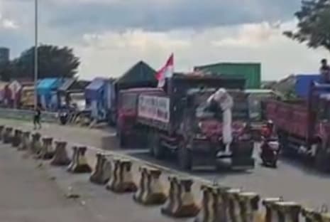 Ratusan Sopir Truk Demo Tuntut Hapus Barcode Solar, Jalur Sidoarjo-Surabaya Lumpuh! Ratusan Sopir Truk Demo Tuntut Hapus Barcode Solar, Jalur Sidoarjo-Surabaya Lumpuh!