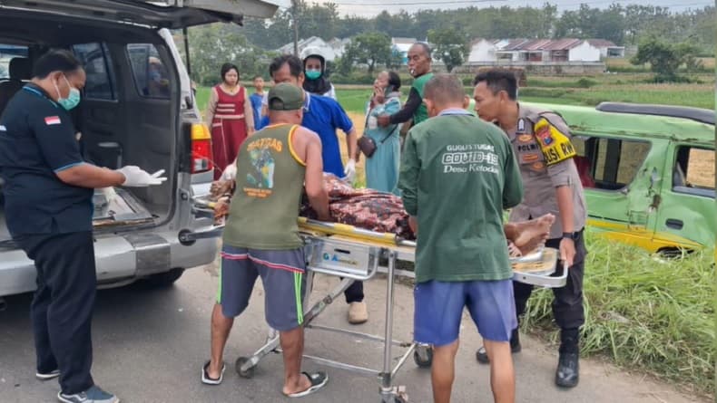 Elf Bawa Rombongan Takziah Kecelakaan di Tuban, 1 Orang Tewas 12 Luka-Luka Elf Bawa Rombongan Takziah Kecelakaan di Tuban, 1 Orang Tewas 12 Luka-Luka