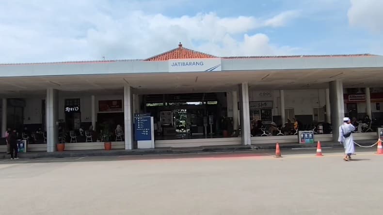 Ratusan Penumpang Kereta Api di Stasiun Jatibarang Ajukan Pembatalan Tiket Ratusan Penumpang Kereta Api di Stasiun Jatibarang Ajukan Pembatalan Tiket