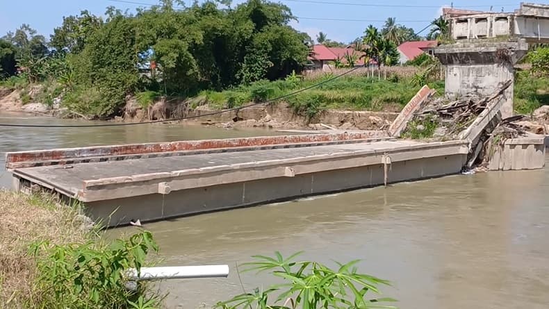 Jembatan Roboh Makan Korban, Pemotor Jatuh Bersama 2 Anaknya di Padang Pariaman Jembatan Roboh Makan Korban, Pemotor Jatuh Bersama 2 Anaknya di Padang Pariaman