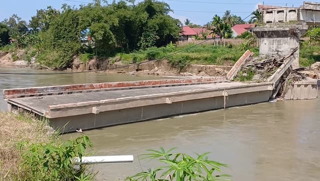 Jembatan Roboh Makan Korban, Pemotor Jatuh Bersama 2 Anaknya di Padang Pariaman Jembatan Roboh Makan Korban, Pemotor Jatuh Bersama 2 Anaknya di Padang Pariaman