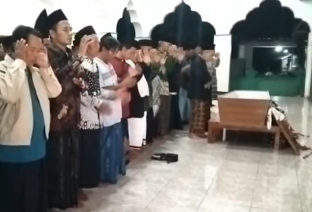 Jenazah Mia Citra Korban Kecelakaan Kereta Bekasi Timur Dimakamkan di Ngawi Jenazah Mia Citra Korban Kecelakaan Kereta Bekasi Timur Dimakamkan di Ngawi