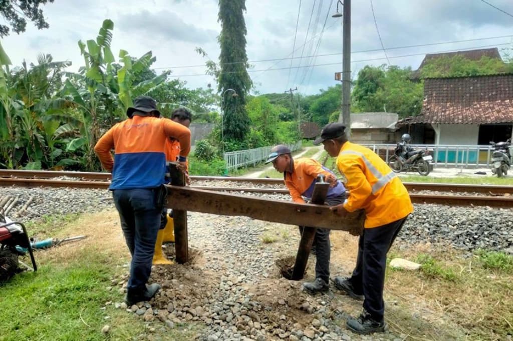 Tegas! KAI Semarang Tutup 41 Pelintasan Liar dari Tegal hingga Blora Tegas! KAI Semarang Tutup 41 Pelintasan Liar dari Tegal hingga Blora