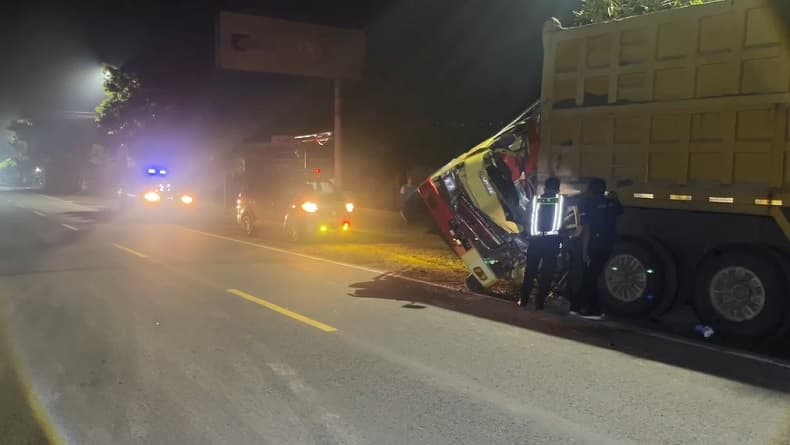 2 Truk Tabrakan di Ngawi, Kernet Tewas Terjepit 2 Truk Tabrakan di Ngawi, Kernet Tewas Terjepit