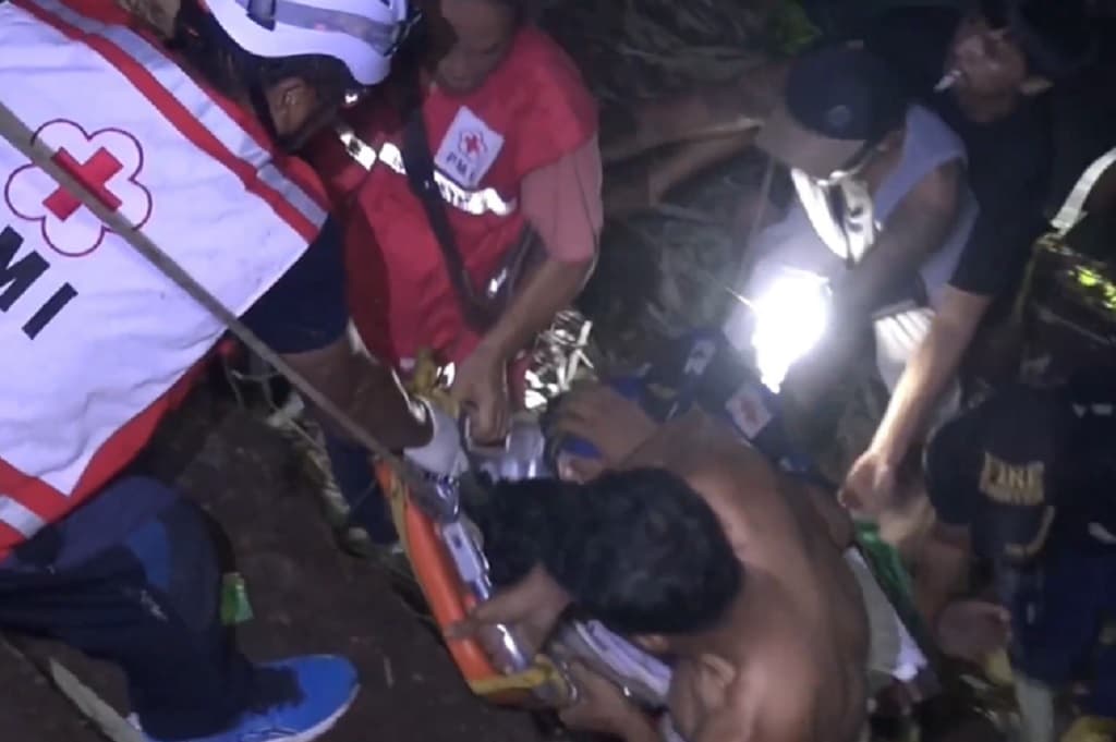 Niat Tolong Orang, Remaja di Salatiga Malah Ikut Masuk Jurang 10 Meter Niat Tolong Orang, Remaja di Salatiga Malah Ikut Masuk Jurang 10 Meter