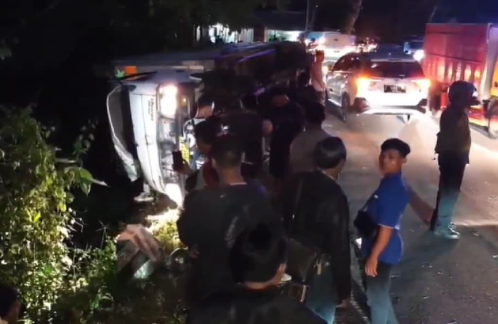 Kecelakaan Mobil Boks Terguling gegara Hindari Motor, Sopir Terjepit Kabin Kecelakaan Mobil Boks Terguling gegara Hindari Motor, Sopir Terjepit Kabin