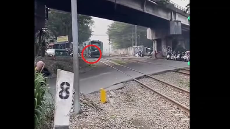 Emak-Emak dan Pemotor di Bandung Nyaris Tertabrak Kereta di Pelintasan Cimindi Terekam Kamera Emak-Emak dan Pemotor di Bandung Nyaris Tertabrak Kereta di Pelintasan Cimindi Terekam Kamera