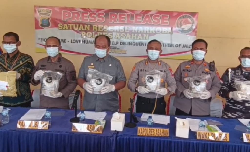 Dijanjikan Upah Rp50 Juta, TKI Ilegal Selundupkan 5 Kg Sabu di Asahan Dijanjikan Upah Rp50 Juta, TKI Ilegal Selundupkan 5 Kg Sabu di Asahan