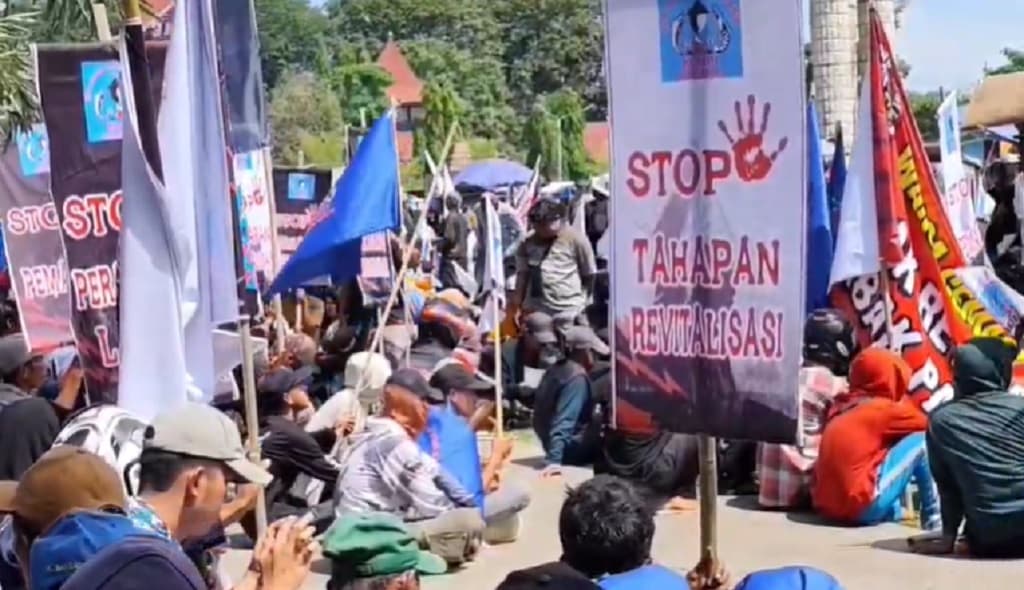 Demo Tolak Revitalisasi Tambak, Petani Indramayu Hadiahi Biawak ke Bupati Lucky Hakim Demo Tolak Revitalisasi Tambak, Petani Indramayu Hadiahi Biawak ke Bupati Lucky Hakim