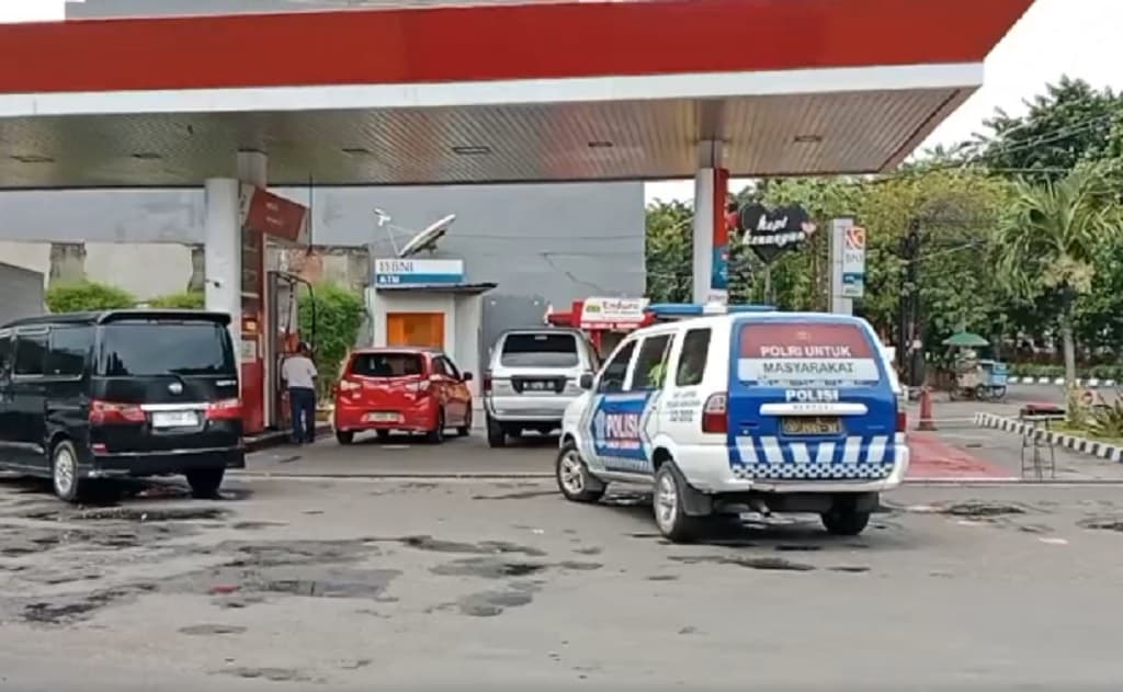 Polisi di Surabaya Dikeroyok 3 Preman hingga Tak Berdaya gegara Tegur Pesta Miras Polisi di Surabaya Dikeroyok 3 Preman hingga Tak Berdaya gegara Tegur Pesta Miras