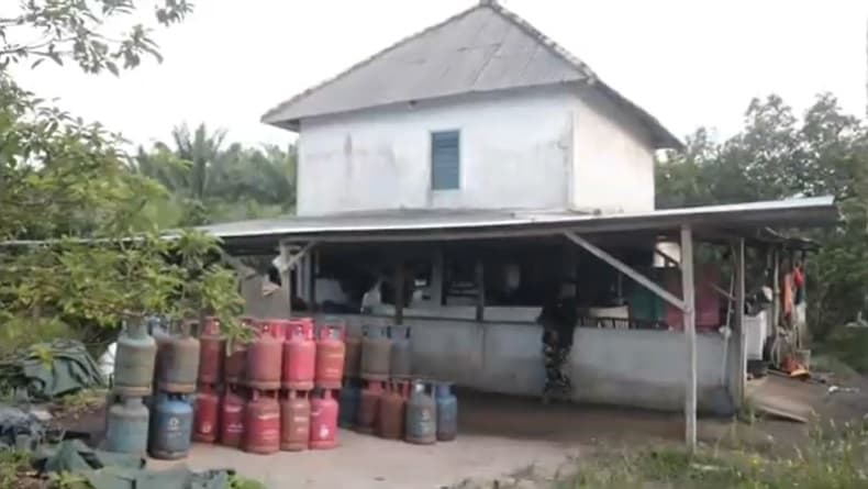 Rumah Pengoplos Elpiji Subsidi di Bangka Tengah Digerebek Polisi, 4 Orang Ditangkap Rumah Pengoplos Elpiji Subsidi di Bangka Tengah Digerebek Polisi, 4 Orang Ditangkap