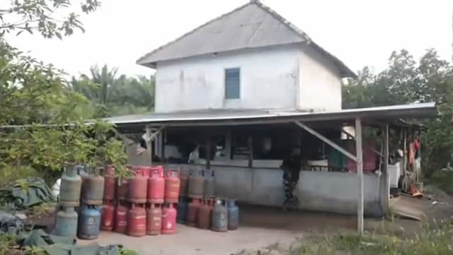 Rumah Pengoplos Elpiji Subsidi di Bangka Tengah Digerebek Polisi, 4 Orang Ditangkap Rumah Pengoplos Elpiji Subsidi di Bangka Tengah Digerebek Polisi, 4 Orang Ditangkap