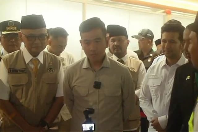 Momen Wapres Gibran Tinjau Langsung Keberangkatan Jemaah Haji di Bandara Juanda Momen Wapres Gibran Tinjau Langsung Keberangkatan Jemaah Haji di Bandara Juanda