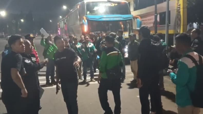 Gunakan Belasan Bus, Buruh Cilegon Ramaikan Peringatan May Day di Jakarta Gunakan Belasan Bus, Buruh Cilegon Ramaikan Peringatan May Day di Jakarta