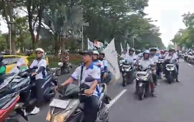 May Day di Surabaya, Buruh Kepung Kantor Gubernur Jatim Tuntut Hapus Outsourcing May Day di Surabaya, Buruh Kepung Kantor Gubernur Jatim Tuntut Hapus Outsourcing