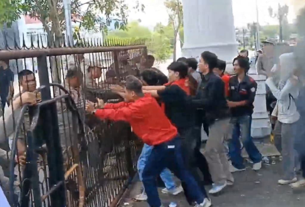 Demo May Day di Palopo Ricuh, Massa Saling Dorong dengan Satpol PP Demo May Day di Palopo Ricuh, Massa Saling Dorong dengan Satpol PP