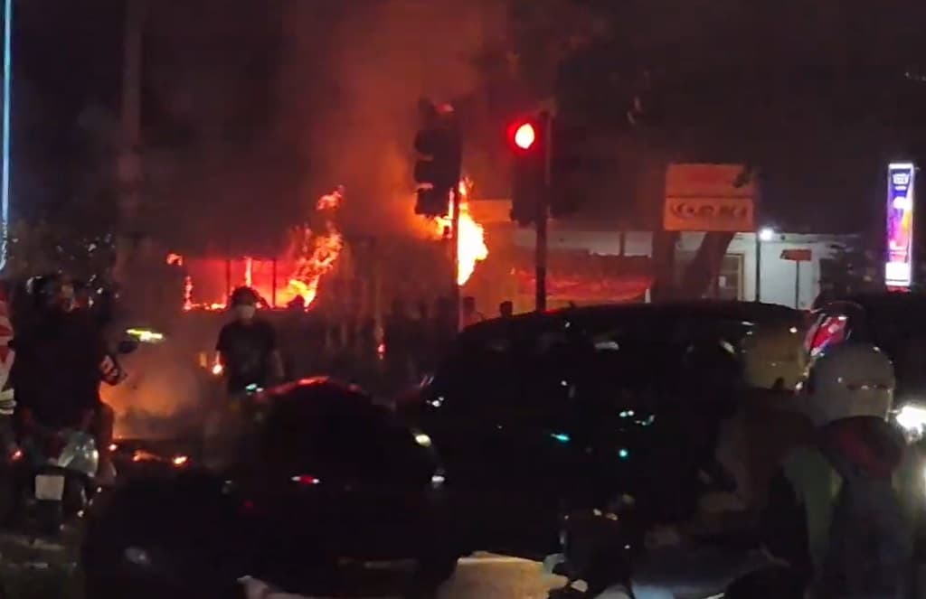 Demo Buruh di Bandung Ricuh, Massa Berbaju Hitam Rusak Pos Polisi dan Videotron Demo Buruh di Bandung Ricuh, Massa Berbaju Hitam Rusak Pos Polisi dan Videotron