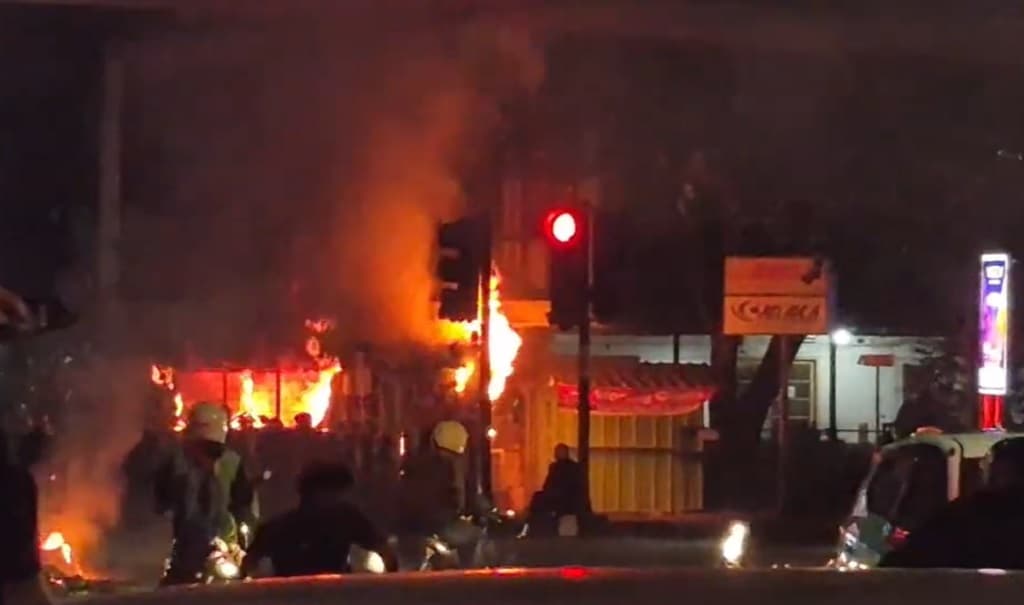 Kronologi Demo Buruh di Bandung Ricuh, Massa Berbaju Hitam Bakar Pos Polisi Kronologi Demo Buruh di Bandung Ricuh, Massa Berbaju Hitam Bakar Pos Polisi
