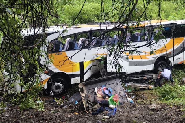 Kecelakaan Bus Pariwisata Terjun ke Jurang 15 Meter di Toba, 50 Orang Luka-Luka Kecelakaan Bus Pariwisata Terjun ke Jurang 15 Meter di Toba, 50 Orang Luka-Luka