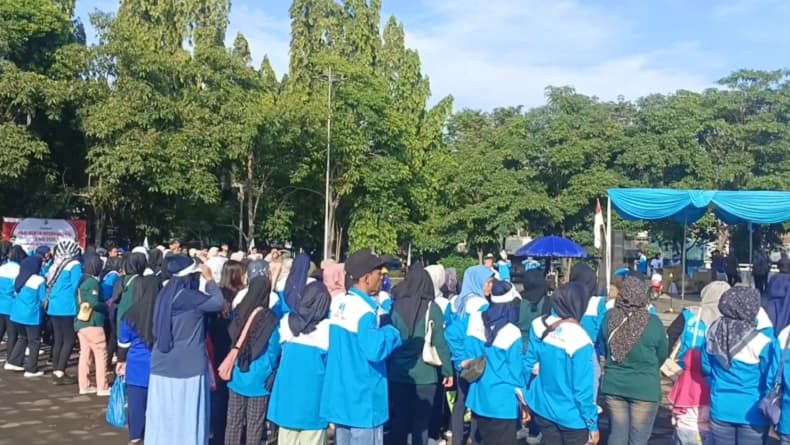 May Day, Buruh Pekalongan Gelar Apel dan Doa Bersama di Monumen Juang May Day, Buruh Pekalongan Gelar Apel dan Doa Bersama di Monumen Juang