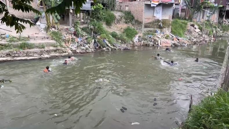 Sarang Narkoba di Medan Digerebek, 3 Orang Ditangkap Belasan Lainnya Kabur Nyemplung Sungai Sarang Narkoba di Medan Digerebek, 3 Orang Ditangkap Belasan Lainnya Kabur Nyemplung Sungai
