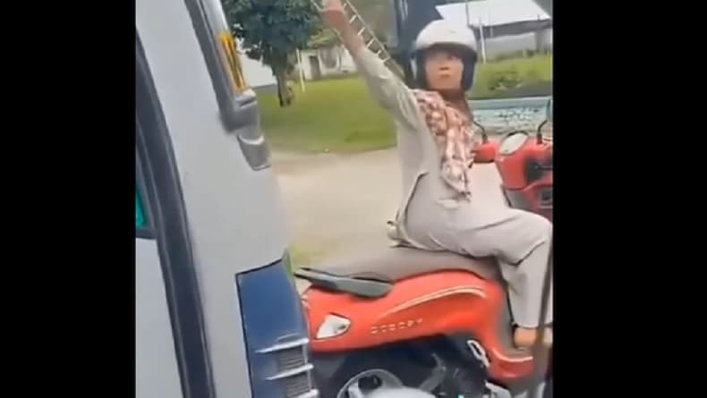 Viral! Pemotor Guru Perempuan di Magetan Adang Bus Terobos Lampu Merah Viral! Pemotor Guru Perempuan di Magetan Adang Bus Terobos Lampu Merah