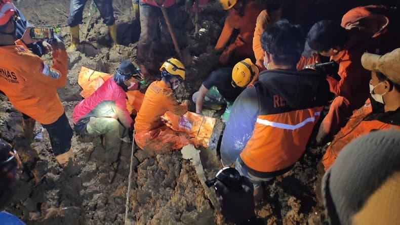 Longsor Terjang Permukiman Warga di Agam, 1 Orang Tewas 6 Luka-Luka Longsor Terjang Permukiman Warga di Agam, 1 Orang Tewas 6 Luka-Luka