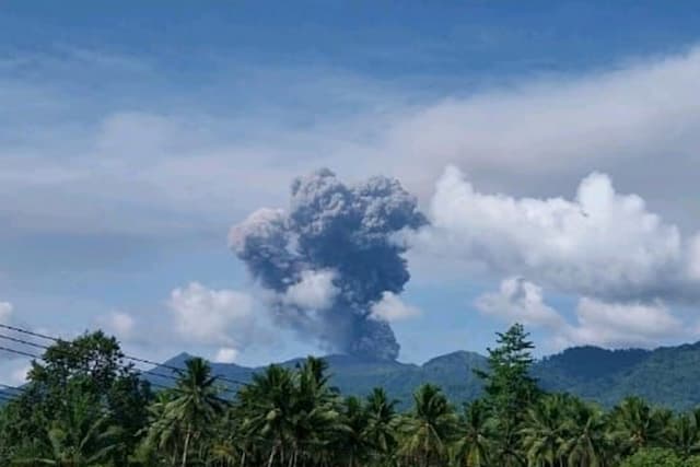 Gunung Dukono di Maluku Utara Meletus Hari Ini, Semburkan Abu Vulkanik 4.300 Meter Gunung Dukono di Maluku Utara Meletus Hari Ini, Semburkan Abu Vulkanik 4.300 Meter