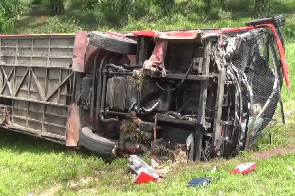 Detik-Detik Kecelakaan Maut Bus Halmahera di Tol Medan-Tebingtinggi, 4 Orang Tewas Detik-Detik Kecelakaan Maut Bus Halmahera di Tol Medan-Tebingtinggi, 4 Orang Tewas