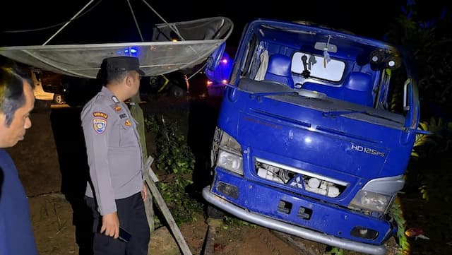 Truk Tangki Hindari Lubang lalu Terguling di Jalur Trans Kalimantan, Sopir Tewas Terlindas Truk Tangki Hindari Lubang lalu Terguling di Jalur Trans Kalimantan, Sopir Tewas Terlindas