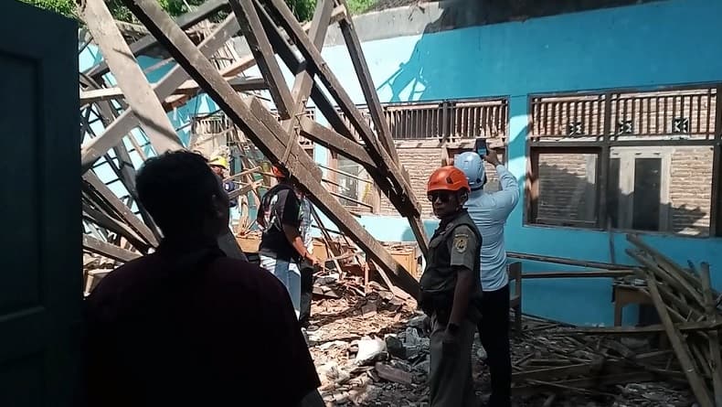 Atap Kelas MTs Muhammadiyah di Sragen Ambrol, Belasan Siswa dan Guru Terluka Atap Kelas MTs Muhammadiyah di Sragen Ambrol, Belasan Siswa dan Guru Terluka