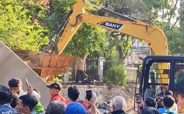 Jadi Ajang Pesta Miras, 50 Kios Liar di Jalan Eyckman Bandung Dibongkar Paksa Jadi Ajang Pesta Miras, 50 Kios Liar di Jalan Eyckman Bandung Dibongkar Paksa