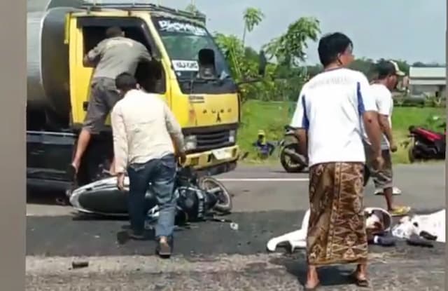 Kecelakaan di Jombang, 2 Pemotor Emak-Emak Tertabrak Truk Tangki usai Pulang Ngaji Kecelakaan di Jombang, 2 Pemotor Emak-Emak Tertabrak Truk Tangki usai Pulang Ngaji