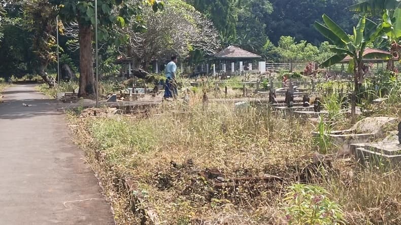 Pilu! Diusir dari Rumah, Pria Lansia Penderita Katarak di Kuningan Tinggal di Permakaman Pilu! Diusir dari Rumah, Pria Lansia Penderita Katarak di Kuningan Tinggal di Permakaman