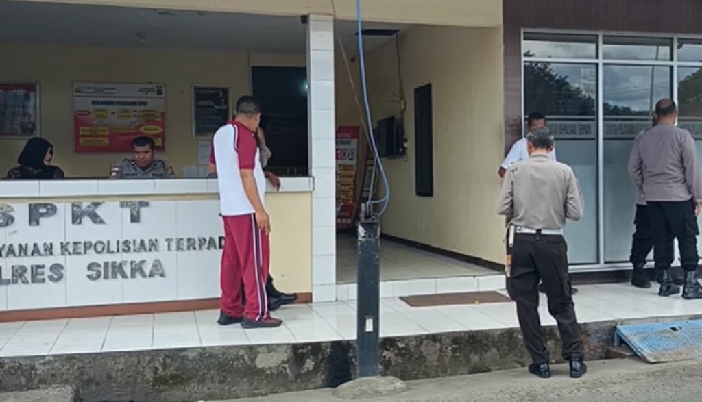 Oknum Polisi Terduga Penganiaya Siswa SMP Ditahan di Polres Sikka Oknum Polisi Terduga Penganiaya Siswa SMP Ditahan di Polres Sikka