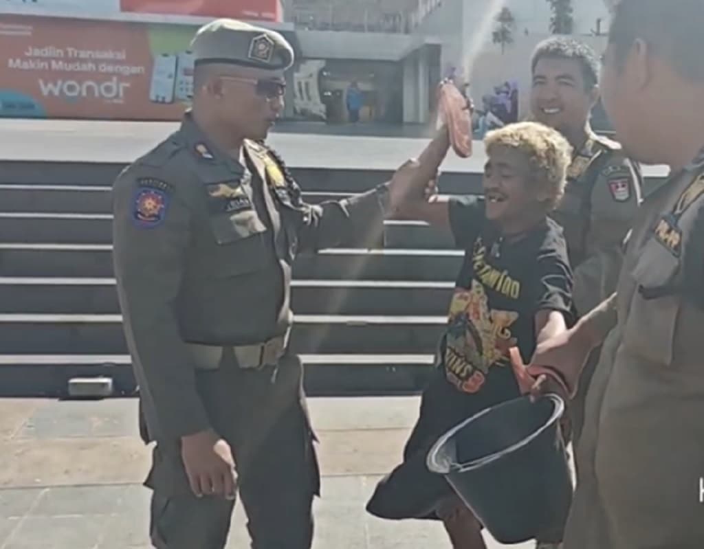 Pengemis Modus Ngesot di Jam Gadang Bukittinggi Ditangkap, Ternyata Bisa Jalan Pengemis Modus Ngesot di Jam Gadang Bukittinggi Ditangkap, Ternyata Bisa Jalan