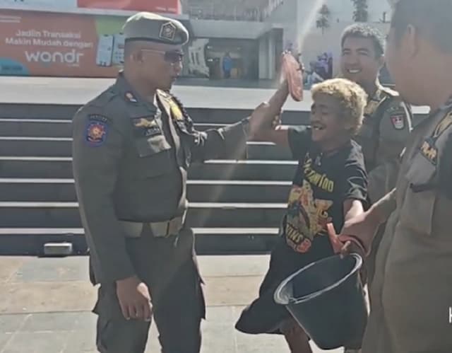 Pengemis Modus Ngesot di Jam Gadang Bukittinggi Ditangkap, Ternyata Bisa Jalan Pengemis Modus Ngesot di Jam Gadang Bukittinggi Ditangkap, Ternyata Bisa Jalan
