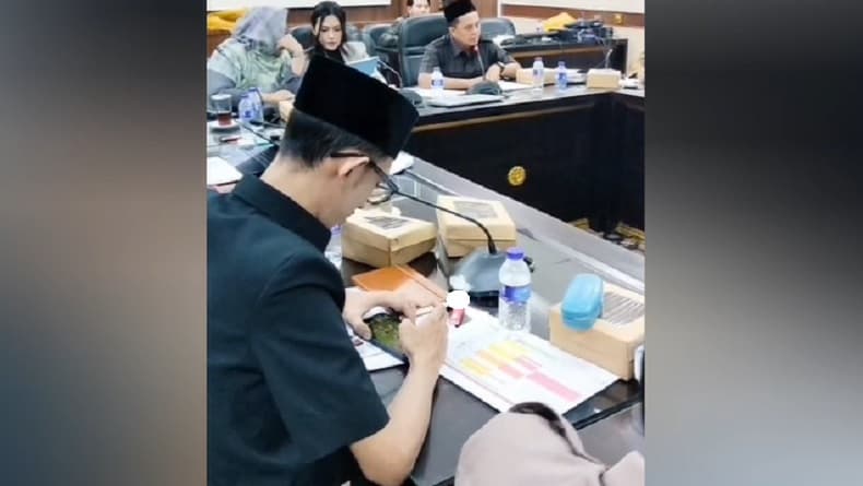 Viral! Anggota DPRD Jember Asyik Main Gim dan Merokok saat Rapat Bahas Stunting Viral! Anggota DPRD Jember Asyik Main Gim dan Merokok saat Rapat Bahas Stunting